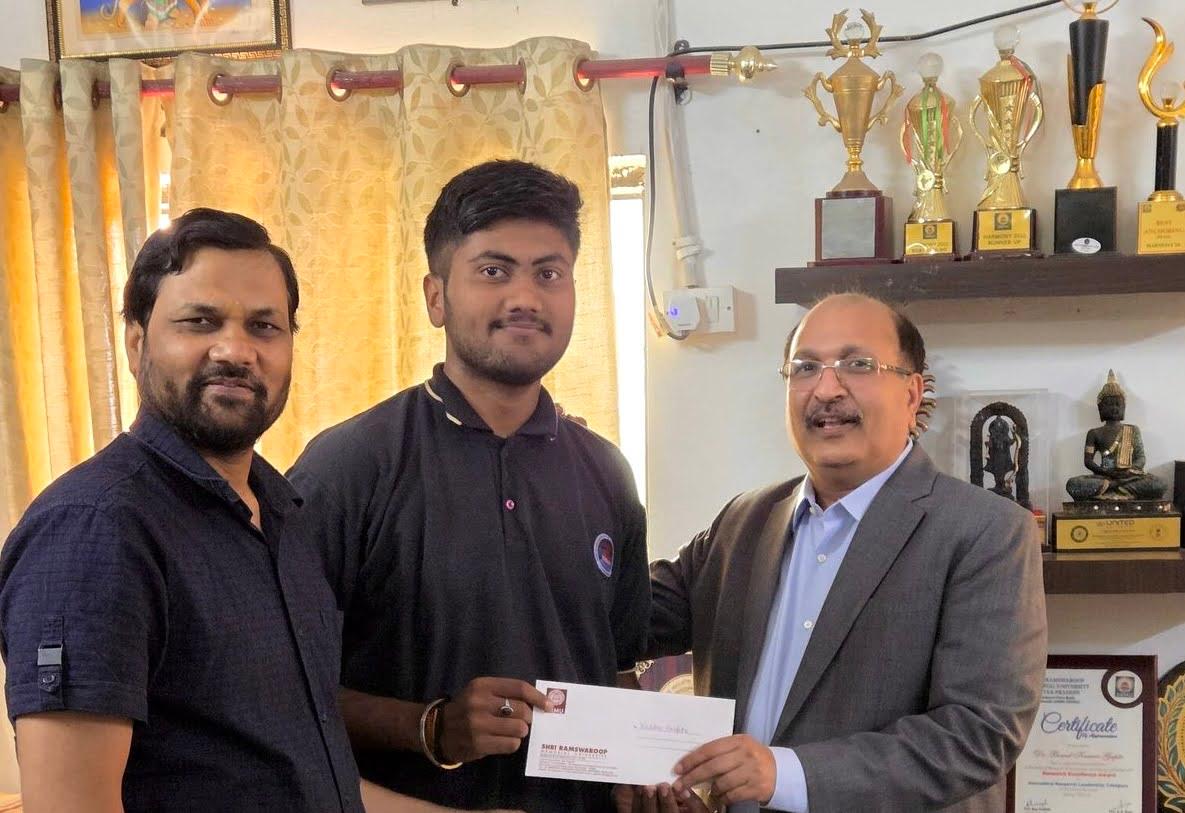Vaibhav Gupta receiving university award
